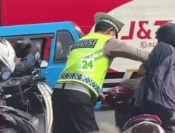 Keberatan Hendak Ditilang, Pengendara Motor Terlibat Saling Tarik dengan Polantas
