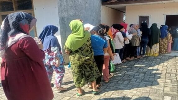 Heboh, Warga Sekampung Mendadak Punya Utang