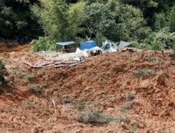 Longsor Timbun Rumah, Sekeluarga Tewas