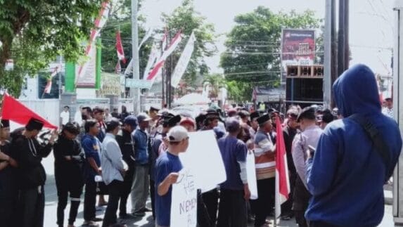 Ratusan Warga Desa Karang Kedawung Geruduk Kantor Kejari Jember