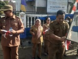 Kepala SDN 17 dan 18 Serta Kades Sidomulyo Bagikan Bendera ke Pengendara