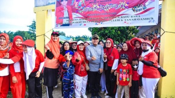 Ikut Jalan Santai, Bupati Zahir “Diserbu” Anak-anak