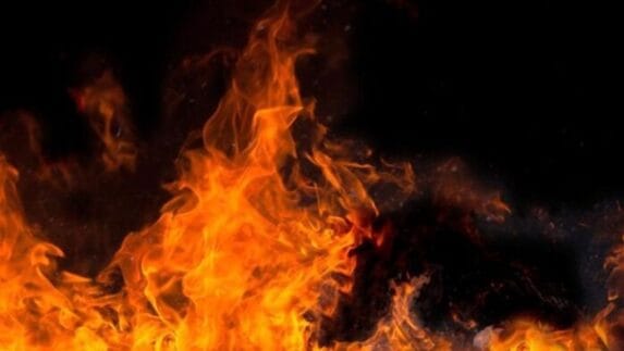 Diduga Jadi Tempat Asusila, Warung Tuak Dibakar Warga