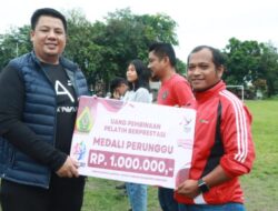 Bupati Samosir Berikan Penghargaan kepada Atlet dan Pelatih Berprestasi