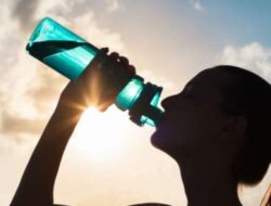 Perlu Diketahui, Ini Bahaya Makan Atau Minum Sambil Berdiri