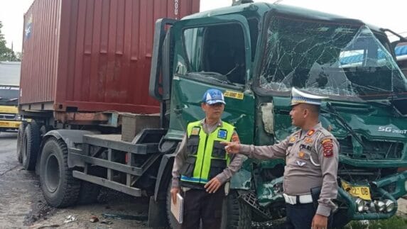 Lakalantas Dump Truk Kontra Tronton di Sergai, 1 Orang Luka