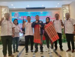 Kaban Kesbangpol Provsu Serahkan SK Keberadaan DPW IWOI Sumut