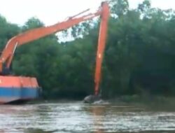 Dinas PUPR Aceh Singkil Lakukan Pengerukan Alur Muara