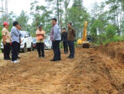 Bupati Samosir Tinjau Normalisasi Jalan dan Perbaikan Saluran di Desa Sideak