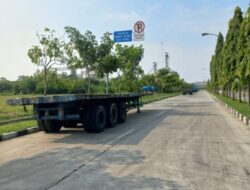 Meski Ada Rambu Larangan, PT MTT Tetap Parkirkan Puluhan Gandengan Truk