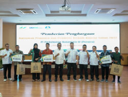 PTPN III Beri Penghargaan ke Pemanen Sawit dan Penderes Karet Terbaik