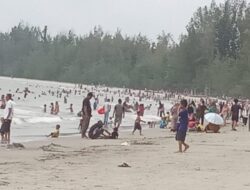 Menikmati Indahnya Pantai Kayu Menang