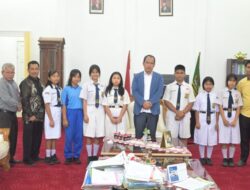Siswa-siswi Pelukis SMPN 2 Doloksanggul Bertemu dengan Bupati Humbahas