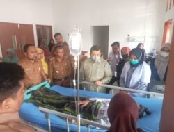 Bupati Tapsel Jenguk Korban Bus Tebalik