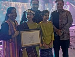 Nantika Sihombing, Pelestari Tenun Ulos Asal Samosir Terima Award