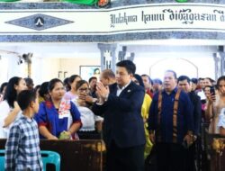 Penutupan Pesparawi, Bupati dan Wabup Samosir Serahkan Piala Bergilir
