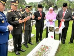 Pj Gubsu Ziarah ke Makam Marah Halim Harahap dan Raja Inal Siregar
