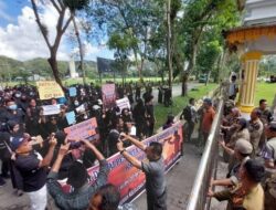 Kantor Bupati Langkat Didemo Ratusan PPPK Guru