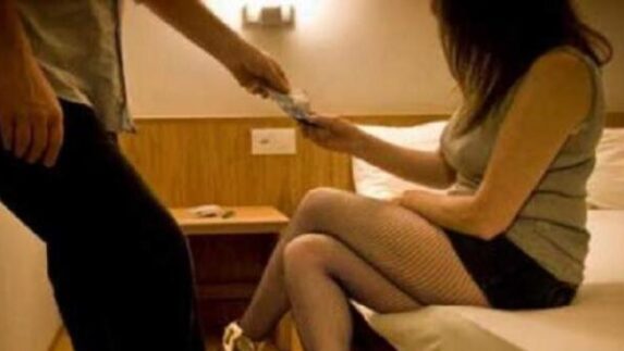 Tega Jual Istri Seharga Rp 250 Ribu, Kedua Pria Ini Rela Nunggu Diluar Kamar