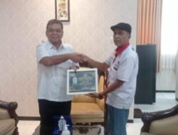 Sekda Kediri Terima Penghargaan Golden Award IWO Indonesia