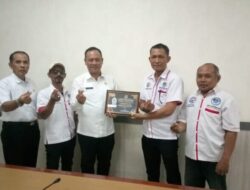 Bupati Indramayu Terima Golden Award IWO Indonesia