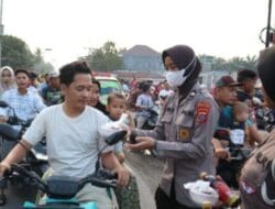 Bhayangkari Polres Palas Bagikan Takjil ke Pengguna Jalan