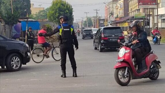 Cegah Macet, Personil Sat Brimob Poldasu Dikerahkan Atur Lalin