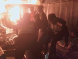 Satgas PRC Brimob Poldasu Back Up Polres Taput Padamkan Kebakaran