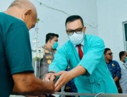 Jenguk Korban Kebakaran, Pj Bupati Batu Bara Berikan Santunan
