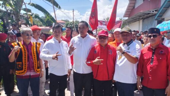 Ribuan Massa Antarkan Paslon Sokhiatulo-Yusuf Nakhe Daftar ke KPU Nisel