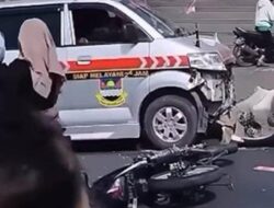 Ambulans Tabrak Pengendara Motor, Videonya Viral