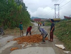 Organisasi Kepemudaan Sijamapolang Perbaiki Jalan Rusak