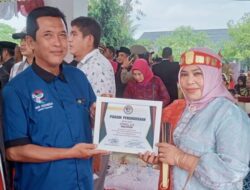 Ketua DPD IWO Indonesia Beri Piagam ke Kabag Humas Pemko Tanjungbalai