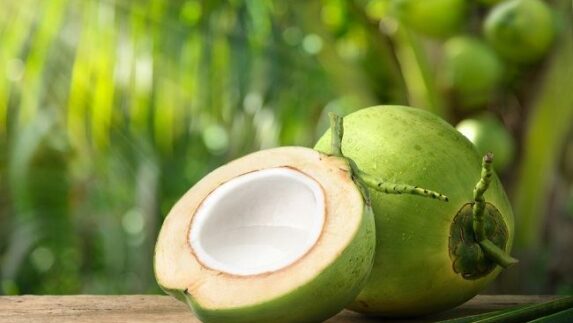 Pakai Ramuan Air Kelapa Bikin Rambut Jadi Indah