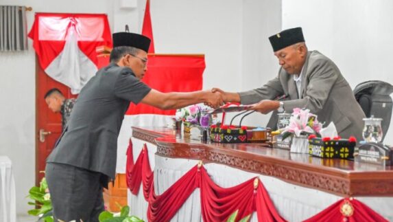 Bupati Humbahas Sampaikan Nota Jawaban Atas Pemandangan Umum Fraksi DPRD