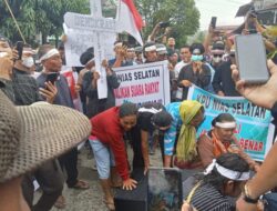 Geruduk Kantor KPU Nisel, Ratusan Massa Gotong Peti Mati