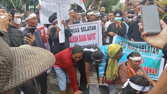 Geruduk Kantor KPU Nisel, Ratusan Massa Gotong Peti Mati