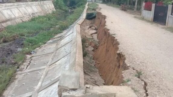 Baru Usai Dikerjakan, Tanggul Senilai Rp2 Miliar Amblas