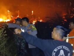 Belasan Gubuk di Pinggiran Danau Toba Terbakar