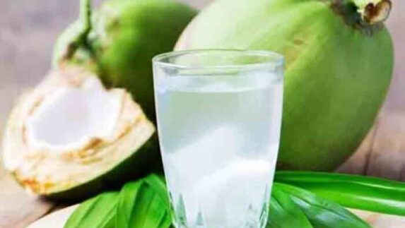 Minum Air Kelapa Dipercaya Bisa Sembuhkan Penyakit Ini