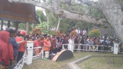 Pasangan Calon Bupati Samosir Preddy-Andreas Lakukan Ziarah