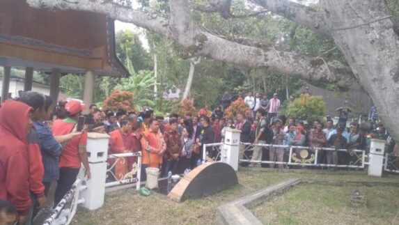 Pasangan Calon Bupati Samosir Preddy-Andreas Lakukan Ziarah