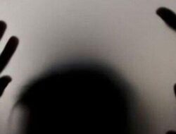 Suami Jual Istri Rp1,5 Juta Layani Dua Pria, Digerebek Tanpa Busana