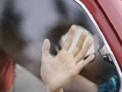 Sejoli Mesum Dalam Mobil, Kepergok Sedang Ciuman