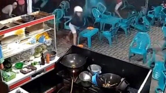 Viral, Diduga Genk Motor Serang Warung Mie Aceh