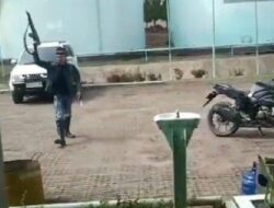 Viral, Pria Tenteng Senjata Minta Lowongan Kerja