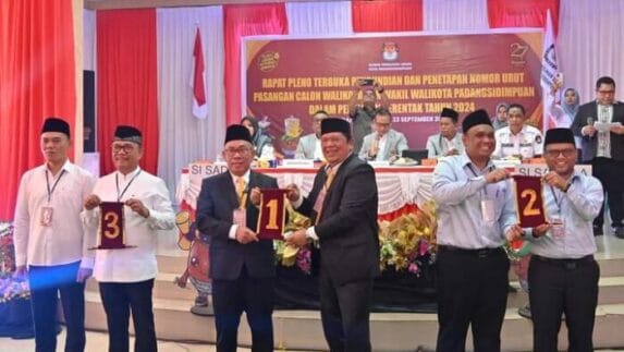 Plt Sekda Hadiri Rapat Pleno Penetapan Nomor Urut Paslon Walikota Padangsidimpuan