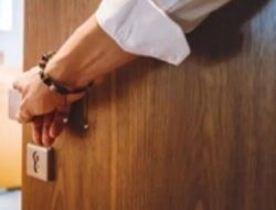 Bu Dokter Digerebek Bareng Pak Satpam Dalam Kamar Kos