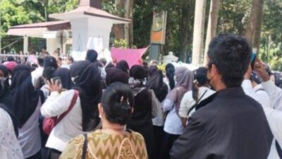 Kantor Bupati Deli Serdang Didemo Guru Honorer