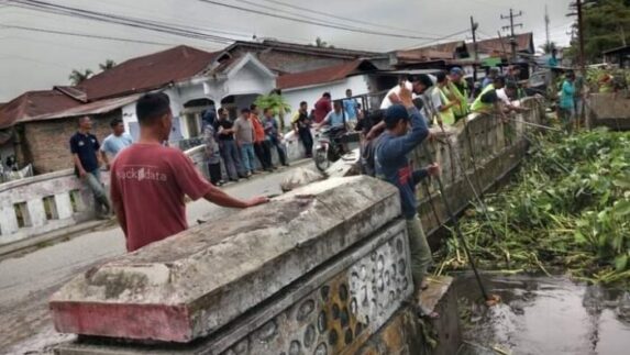 Pemko Tanjungbalai Gotong-royong Bersihkan Aliran Sungai